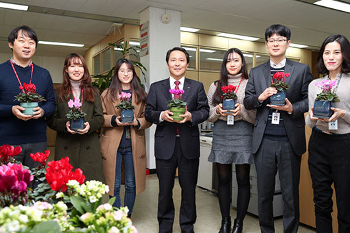 화훼농가 지원을 위한 꽃소비 행사에서 이양호 한국마사회 회장(사진 오른쪽에서 4번째)이 마사회 임직원들과 함께 작은 꽃화분을 들고 있다. 사진제공 l 한국마사회