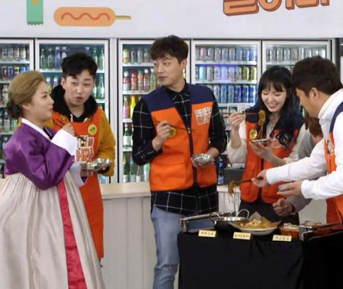 한국인에겐 너무나 친숙한 공간인 편의점을 무대로 삼은 예능프로그램 ‘편의점을 털어라’. tvN 제공