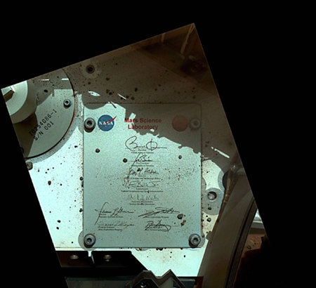 미국항공우주국(NASA)의 화성탐사 로봇 ‘큐리오 시티’가 화성에서 촬영한 사진. NASA는 퇴임을 앞 둔 버락 오바마 미국 대통령에 대한 감사의 의미로 그의 서명이 새겨진 알루미늄 판을 화성 표면에 남겼다고 13일(현지 시간) 트위터를 통해 밝혔다. 미국항공우주국 제공