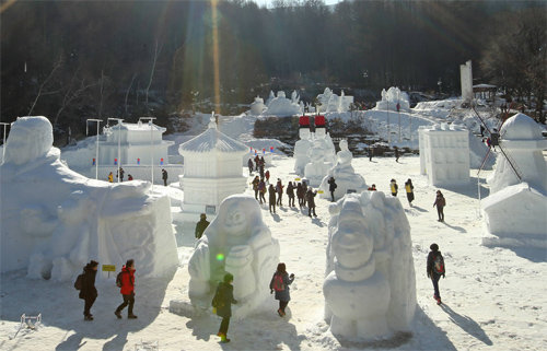강원 태백시 태백산국립공원에서 열리고 있는 눈축제. 22일까지 거대 눈조각을 감상할 수 있다.