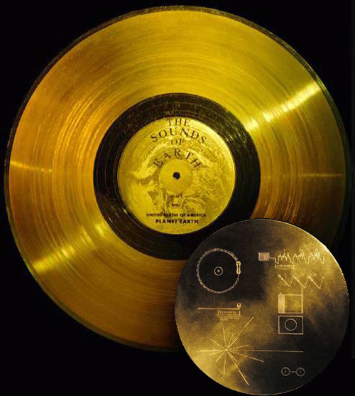 1977년 발사된 보이저 1, 2호에 실린 금색 레코드. 바흐 전주곡을 비롯한 다양한 음악 샘플, 바람 파도 천둥소리와 55개 언어로 된 인사말, 각종 동물 소리 등을 담았다. 지구의 음향이 한 줄의 긴 홈에 미세한 파동으로 인코딩(부호화)된 것이다. 동아시아 제공