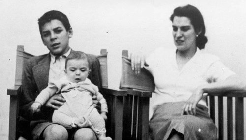 1943년 갓 태어난 막냇동생 후안 마르틴을 안은 15세의 체 게바라(왼쪽)와 그의 어머니. 홍익출판사제공