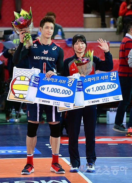 ‘NH농협 2016~2017 V리그’ 올스타전이 22일 천안유관순체육관에서 열렸다. 스파이크 서브 킹 문성민과 스파이크 서브 퀸 김진희가 기념촬영을 하고 있다. 천안 | 김종원기자 won@donga.com