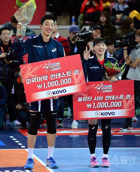 ‘NH농협 2016~2017 V리그’ 올스타전이 22일 천안유관순체육관에서 열렸다. 파워어택 컨테스트 킹 우승자 신영석과 플로터 서브 컨테스트 퀸 김해란이 기념촬영을 하고 있다. 천안 | 김종원기자 won@donga.com