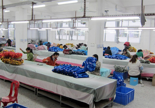 부산에 본사를 둔 서림유앤지의 중국 현지 공장에서 직원들이 우산과 양산을 생산하고 있다.