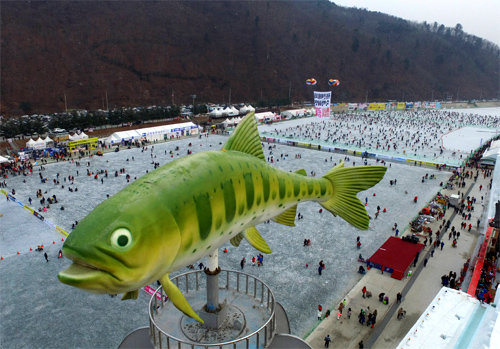 21일 방문객들로 북적이는 강원 화천군 화천읍 산천어축제장의 얼음낚시터 모습. 이날 18만여 명을 포함해 주말 이틀 동안 약 30만 명이 찾아와 대성황을 이뤘다. 산천어축제는 다음 달 5일까지 열린다. 화천군 제공