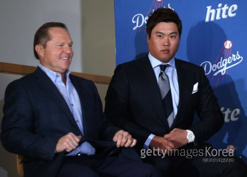 LA 다저스 입단 당시 류현진-에이전트 스캇 보라스(왼쪽). 사진=ⓒGettyimages이매진스