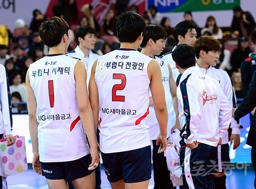 ‘NH농협 2016~2017 V리그’ 올스타전이 22일 천안유관순체육관에서 열렸다. K스타 전광인과 서재덕이 재미있는 문구가 적힌 유니폼을 입고 경기에 참가하고 있다. 천안 | 김종원기자 won@donga.com