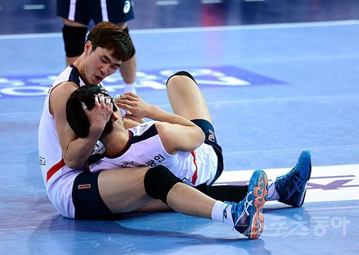 ‘NH농협 2016~2017 V리그’ 올스타전이 22일 천안유관순체육관에서 열렸다. K스타 전광인과 서재덕이 득점에 성공한 후 기뻐하고 있다. 천안 | 김종원기자 won@donga.com