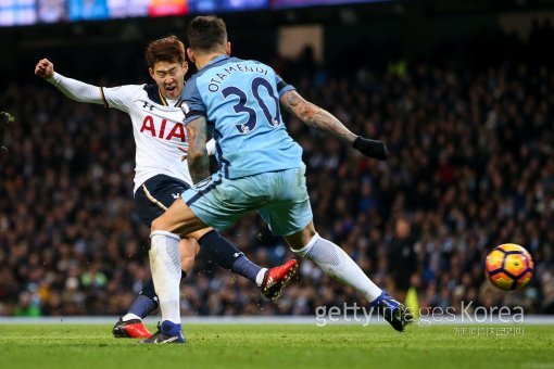 손흥민 시즌 9호골의 순간, 토트넘 손흥민(오른쪽)이 22일(한국시간) 에티하드 스타디움에서 벌어진 맨체스터시티와의 2016~2017시즌 잉글랜드 프리미어리그 22라운드 원정경기에서 1-2로 뒤진 후반 32분 동점골을 터트렸다. 리그 7호 골이자, 시즌 9호 골을 뽑은 손흥민은 “골을 넣는 순간들은 항상 특별하지만, 맨체스터시티를 상대로 2-2 동점골을 넣은 것은 더욱 특별했다”고 기뻐했다. 사진=ⓒGettyimages이매진스