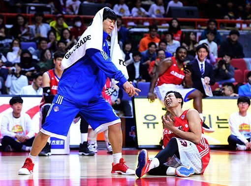 김현민(오른쪽)이 22일 사직체육관에서 벌어진 ‘2016~2017 KCC 프로농구 올스타전’ 덩크슛 콘테스트에서 멋진 덩크슛을 성공시킨 뒤 박상오와 함께 케이블TV 인기 드라마 ‘도깨비’의 한 장면을 패러디하고 있다. 사직 ｜ 김민성 기자 marinboy@donga.com