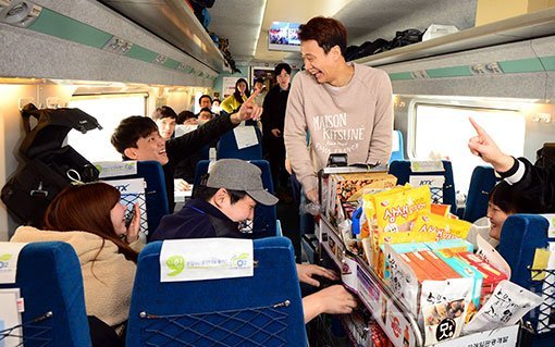 22일 부산 사직실내체육관에서 열리는 ‘2016-2017 KCC 프로농구 올스타전’에 앞서 21일 서울에서 출발하는 부산행 KTX열차에 선수들과 팬들이 탑승했다. 올스타 최다득표 허웅(동부)이 게임 벌칙으로 팬들에게 간식을 선물하고 있다. 부산 | 김민성 기자 marineboy@donga.com