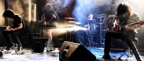 21일 밤 서울 도봉구 플랫폼창동61 무대에서 연주하는 일본 밴드 모노. 왼쪽부터 요다(기타), 구니시 다마키(베이스기타), 다카다 야스노리(드럼), 다카(기타). 텔테일하트 제공