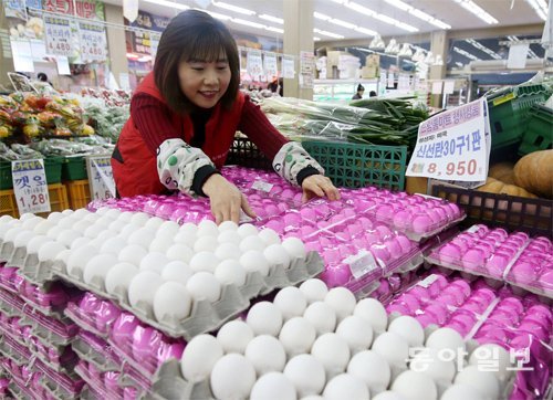 마트 진열대 오른 미국산 계란 22일 서울 구로구의 한 마트에서 직원이 미국산 계란을 진열하고 있다. 식품의약품안전처 검사를 마친 미국산 계란은 21일부터 판매되기 시작했다. 박영대 기자 sannae@donga.com