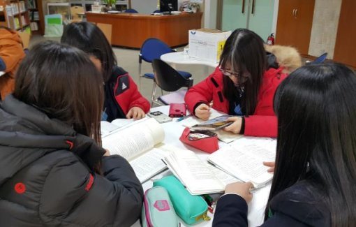 학생들이 영어원서 독서 토론을 하고 있다(출처=IT동아)