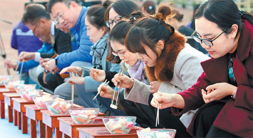 청주시는 한중일 3국의 공통 문화 원형인 젓가락 콘텐츠를 특성화하고 생명문화도시인 청주의 문화브랜드로 발전시키기 위해 2015년부터 매년 다양한 프로그램으로 이뤄진 젓가락 페스티벌을 열고 있다. 올해도 숫자 ‘1’이 4번 겹치는 11월 11일을 전후해 전시와 학술 경연 등의 행사를 열 예정이다. 청주시 제공