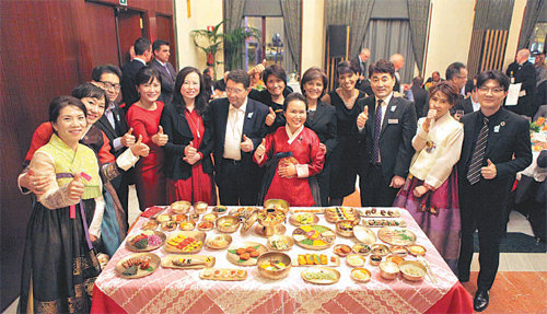 20일(현지 시간) 스페인 마드리드에서 열린 피투르 관광박람회 개막 만찬장에서 탈립 리파이 UNWTO 사무총장 등 참석자들이 안동 종가음식을 맛본 뒤 한자리에 모였다. 예미정 제공