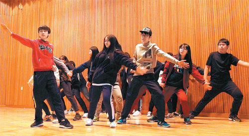 뮤지컬 ‘그리스’ 공연을 열흘 정도 앞두고 경남 양산 양주중학교 학생들이 연습을 하고 있다. 양주중학교 제공