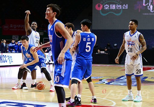 “그대로 멈춰라!” 22일 사직체육관에서 열린 ‘2016~2017 KCC 프로농구 올스타전’ 2쿼터 도중 출전선수들이 5초간 동작을 멈추고 ‘마네킹 챌린지’를 펼치고 있다. 사직 ｜ 김민성 기자 marineboy@donga.com