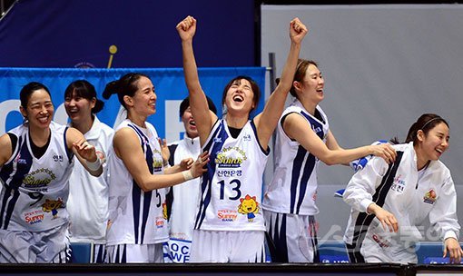 신한은행 김단비(오른쪽 3번째)가 23일 도원체육관에서 벌어진 KEB하나은행과의 홈경기서 70-49로 승리한 뒤 벤치에서 두 팔 벌려 환호하고 있다. 김단비는 홀로 20점을 책임지며 팀 승리에 앞장섰다. 인천 ｜ 김민성 기자 marineboy@donga.com