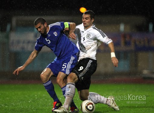 키프로스 대표팀에서 뛴 발렌티노스(왼쪽). 사진=ⓒGettyimages이매진스