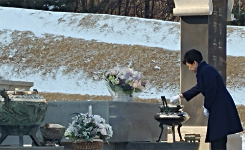 박근혜 대통령이 23일 국립서울현충원을 찾아 박정희 전 대통령과 육영수 여사의 묘소에 성묘를 하고 있다. 청와대 제공