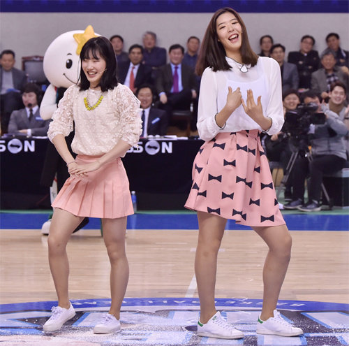 김지영(KEB하나은행·왼쪽)과 박지수(KB스타즈)가 15일 용인체육관에서 열린 여자프로농구 올스타전 이벤트에서 걸그룹 트와이스의 히트곡 ‘TT’에 맞춰 춤을 추고 있다. WKBL 제공