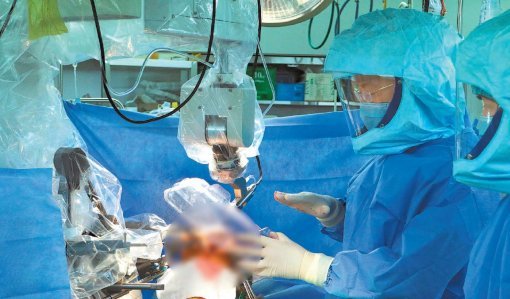 강남욱 부산 미래병원 원장이 싱가포르 의사에게 로봇인공관절수술 기법을 전수하고 있다. 미래병원 제공