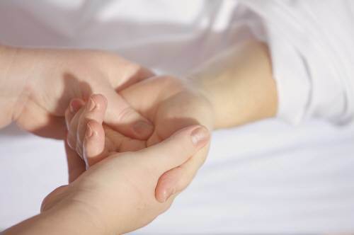 손목터널증후군은 손목터널의 공간이 안으로 작아지거나 내부에 있는 조직들이 커지게 돼 정중신경이 압박돼 발생한다. 예손병원 제공