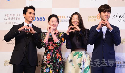 송승헌, 이영애, 오윤아, 양세종(왼쪽부터)이 24일 서울 중구 소공동 롯데호텔에서 열린 SBS 새 수목드라마 ‘사임당 빛의 일기’ 제작발표회에서 손으로 하트 포즈를 취하고 있다. 김진환 기자 kwangshin00@donga.com