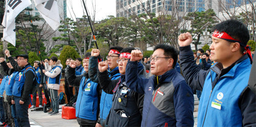 부산지하철노조가 최근 부산 연제구 부산시청 앞에서 ‘통상임금 도입 반대’를 위한 3차 파업 결의대회를 열고 있다. 부산지하철노조 제공