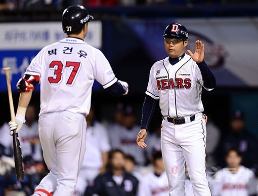 두산 강동우 코치(오른쪽)는 현역 시절 ‘비운의 선수’로 불렸다. 신인이던 1998년 강렬한 모습을 보이다 펜스에 부딪히는 중상을 입었다. 이제 4년차 코치가 된 그는 지도자 생활에 대해 “배움의 연속”이라고 말했다. 스포츠동아DB