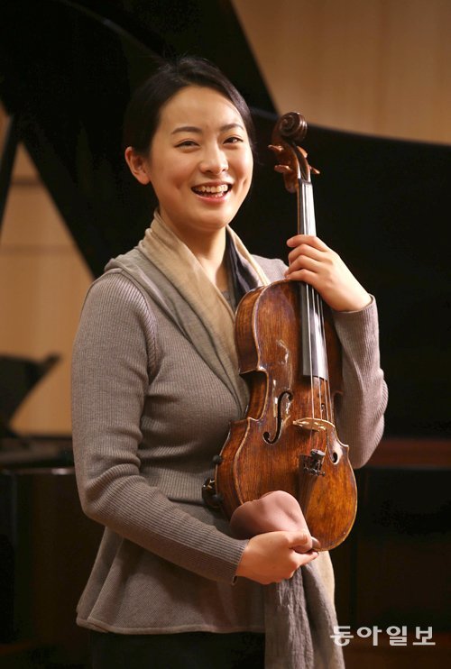비올리스트 김사라는 바이올리니스트 때부터 꿈꿨던 실내악에 대한 소망을 지금도 갖고 있다. “오케스트라 단원들과 기회가 될 때마다 실내악 공연을 해요. 앞으로 한국에서도 실내악 무대를 하고싶어요.” 신원건 기자 laputa@donga.com