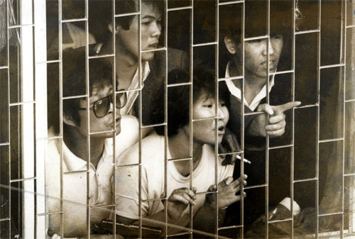 1988년 10월 16일 서울 서대문구 북가좌동에서 벌어진 지강헌 사건 현장. 당시 탈주범인 지강헌과 한의철 안광술 (왼쪽부터)이 인질 고선숙 씨(가운데)를 붙잡고 대치 중인 경찰과 이야기를 나누고 있다.