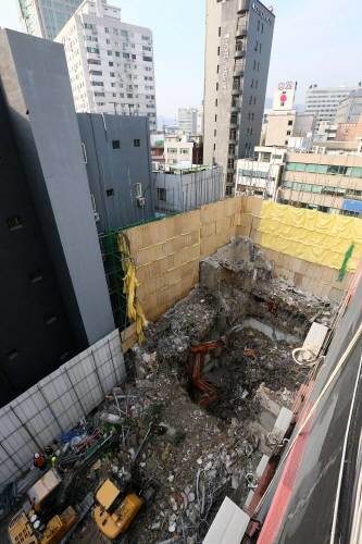 7일 서울 종로구 낙원동 한 모텔 건물 철거공사 현장에서 건물이 무너지는 사고가 발생한 뒤 119구조대원들이 현장 수색을 하고 있다.(동아일보DB)