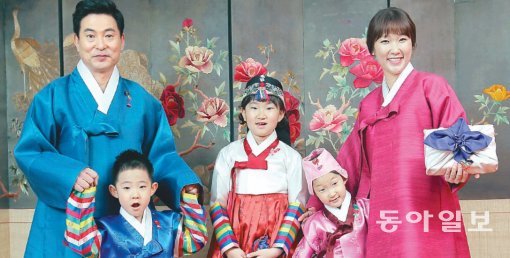 채널A ‘아빠본색’에 출연 중인 탤런트 이한위 씨 가족이 23일 오전 서울 강남구 학동로 박술녀 한복에서 고운 한복을 차려입고 인사를 하고 있다. 변영욱 기자 cut@donga.com