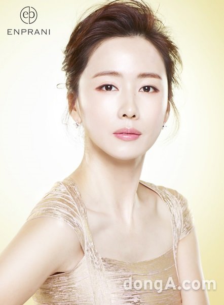 화장품 전문 브랜드 ‘엔프라니’의 새 모델로 발탁된 배우 홍은희.