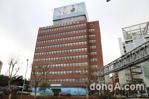 한국조리사관직업전문학교은 주당 3일은 실무교육, 2일은 호텔 인터십을 통해 실무경험을 쌓도록 돕는 ‘3+2제도’ 를 운영하고 있다.