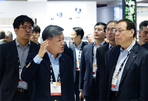 조성진 LG전자 부회장은 이달 말 스페인의 ‘MWC 2017’에 처음 참석해 스마트폰 사업을 직접 챙긴다. 사진은 조 
부회장(오른쪽)이 이달 5일(현지 시간) 미국에서 열린 ‘CES 2017’에서 LG전자 모바일 부스를 둘러보는 모습. LG전자 
제공