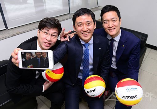 삼성화재 전성시대를 거쳐 지도자로서 한국배구의 트렌드를 이끄는 OK저축은행 김세진 감독, 현대캐피탈 최태웅 감독, 우리카드 김상우 감독(왼쪽부터)이 한 자리에 모였다. 현직 감독 3명이 모이는 일인지라 과정이 복잡했지만 “우리가 그렇게 섭외가 어려운 사람들이 아니다”라고 웃는 세 감독의 도움 덕분에 기획이 실현될 수 있었다. 천안 ｜ 김종원 기자 won@donga.com