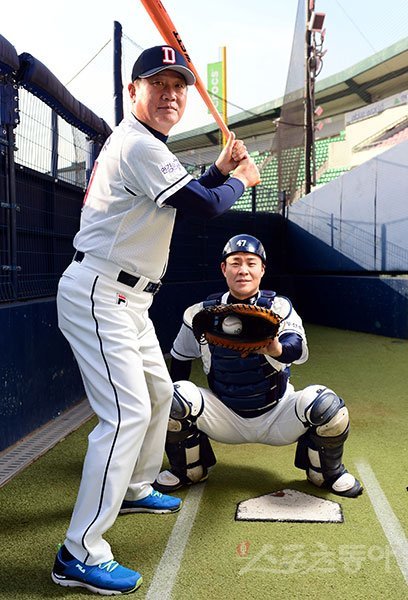 두산 박철우 코치-박세혁(오른쪽). 김민성 기자 marineboy@donga.com