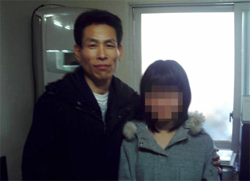 2004년 자신이 중국에서 구출한 14세 탈북 소녀와 서울에서 반갑게 재회한 유상준(왼쪽).