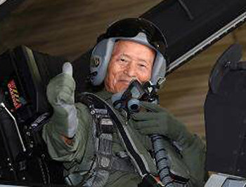 2015년 6월 23일 김두만 전 공군참모총장이 국산 전투기인 FA-50에 탑승한 모습. 6·25전쟁 당시 한국 공군 조종사 최초로 100회 출격을 기록해 ‘공군의 전설’로 불리는 그는 이날 88세의 고령에도 FA-50을 직접 조종하며 비상했다. 공군 제공