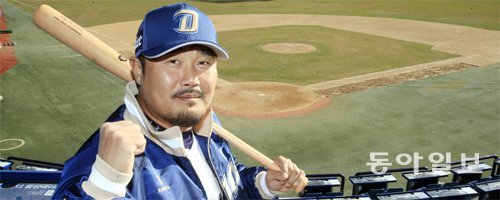 NC 이호준이 올 시즌을 끝으로 정든 야구장을 떠난다. 24일 경남 창원시 마산구장에서 만난 이호준은 “NC는 나를 멋있게 만든 구단이다. 나는 이곳에서 100% 내가 하고 싶은 야구를 했다”고 말했다. ‘인생은 이호준처럼’이란 말을 낳게한 그가 선수생활의 마지막에 NC의 창단 첫 우승이라는 꿈을 이룰 수 있을까. 창원=박영철 기자 skyblue@donga.com