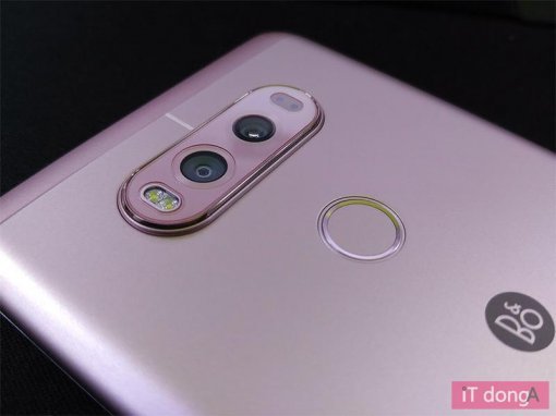 V20 후면 카메라는 듀얼 렌즈를 장착했다(출처=IT동아)