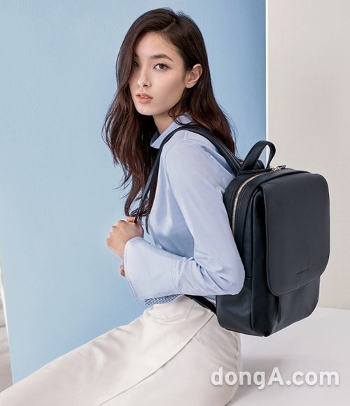 배우 이종석과 함께 컨템포러리 비즈니스캐주얼 가방 브랜드 쌤소나이트 레드의 2017년 신규 글로벌 모델로 발탁된 티아나 톨스토이(TIANA TOLSTOI). 사진제공=쌤소나이트