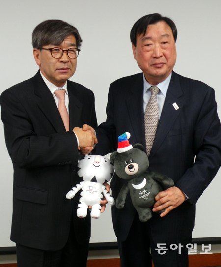 이희범 평창올림픽 조직위원장(오른쪽)이 24일 미국 뉴욕총영사관에서 열린 평창올림픽 홍보대사 및 자문위원 위촉식에서 홍보대사로 위촉된 재미동포 김동석 시민참여센터 상임이사와 악수를 나누고 있다. 뉴욕=부형권 기자 bookum90@donga.com