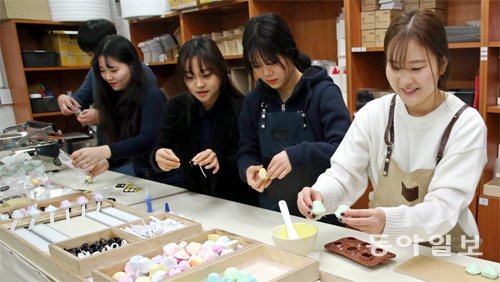 25일 계원예대 학교기업 계원창작상단에서 박선영 씨(오른쪽)와 학생들이 반지 모양 석고 방향제를 만들고 있다. 의왕=안철민 기자 acm08@donga.com