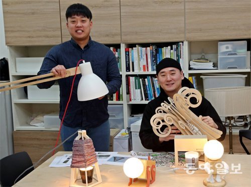 시장 출시된 ‘계원예대’표 조명 계원예대 최성은 씨(왼쪽)와 우제균 씨가 선배들이 수업 시간에 디자인해 한국조명기업 ㈜루미앤에서 출시했던 조명들을 보여주고 있다. 의왕=안철민 기자 acm08@donga.com