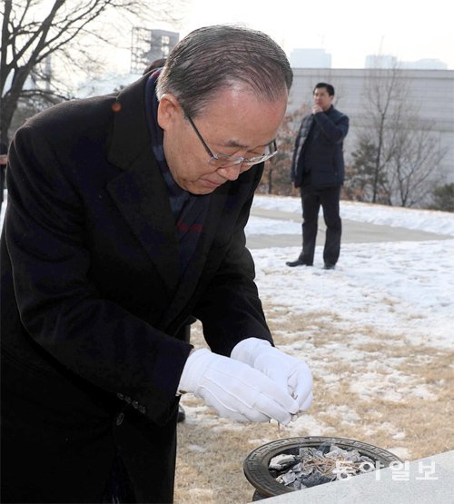 백범 묘소 참배한 반기문 반기문 전 유엔 사무총장이 26일 서울 용산구 효창동 백범 김구 선생 묘소를 찾아 분향하고 있다. 반 전 총장은 이날 이봉창, 윤봉길, 백정기 의사의 묘역도 참배했다. 최혁중 기자 sajinman@donga.com